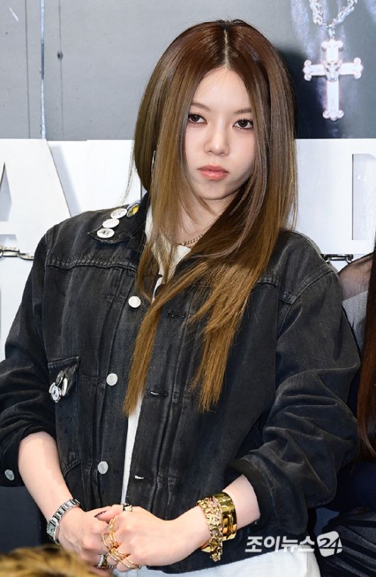 신인 혼성 그룹 올데이 프로젝트 베일리가 23일 오후 서울 강남구 역삼동 일상비일상의틈byU+에서 열린 ALLDAY PROJECT(올데이 프로젝트) 데뷔 기념 팝업 스토어 오픈 포토콜 행사에 참석하고 있다. [사진=정소희 기자]