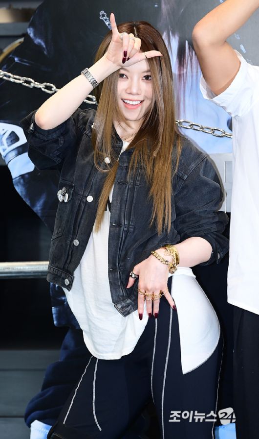 신인 혼성 그룹 올데이 프로젝트 베일리가 23일 오후 서울 강남구 역삼동 일상비일상의틈byU+에서 열린 ALLDAY PROJECT(올데이 프로젝트) 데뷔 기념 팝업 스토어 오픈 포토콜 행사에 참석하고 있다. [사진=정소희 기자]