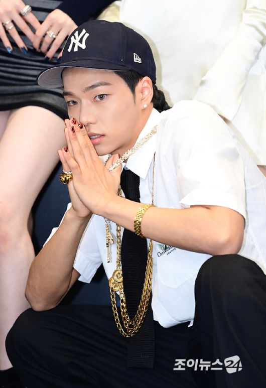 신인 혼성 그룹 올데이 프로젝트 타잔이 23일 오후 서울 강남구 역삼동 일상비일상의틈byU+에서 열린 ALLDAY PROJECT(올데이 프로젝트) 데뷔 기념 팝업 스토어 오픈 포토콜 행사에 참석하고 있다. [사진=정소희 기자]