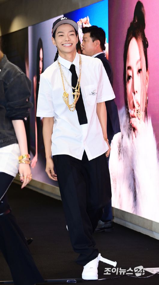 신인 혼성 그룹 올데이 프로젝트 타잔이 23일 오후 서울 강남구 역삼동 일상비일상의틈byU+에서 열린 ALLDAY PROJECT(올데이 프로젝트) 데뷔 기념 팝업 스토어 오픈 포토콜 행사에 참석하고 있다. [사진=정소희 기자]