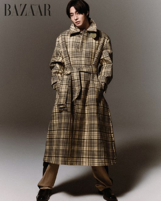 배우 안효섭이 화보 촬영에서 포즈를 취하고 있다. [사진=하퍼스 바자 코리아]