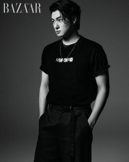 배우 신승호가 화보 촬영에서 포즈를 취하고 있다. [사진=하퍼스 바자 코리아]