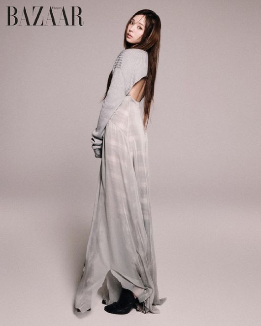 배우 채수빈이 화보 촬영에서 포즈를 취하고 있다. [사진=하퍼스 바자 코리아]