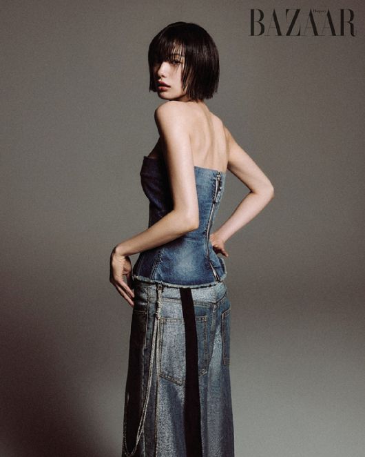 배우 나나가 화보 촬영에서 포즈를 취하고 있다. [사진=하퍼스 바자 코리아]