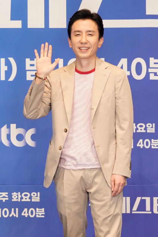 가수 유희열이 7일 온라인으로 진행된 JTBC 신규 음악예능프로그램 '뉴페스타' 제작발표회에 참석해 포즈를 취하고 있다. [사진=JTBC]