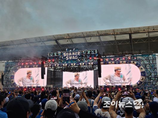 28일 인천 아시아드 주경기장에서 열린 '싸이흠뻑쇼 2025' 콘서트에서 지드래곤이 열창하고 있다. [사진=이미영 기자]