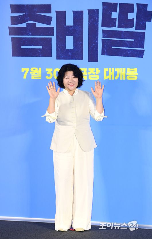 배우 이정은이 30일 오전 서울 CGV 용산아이파크몰에서 열린 영화 '좀비딸' (감독 필감성) 제작보고회에 참석하고 있다. [사진=정소희 기자]