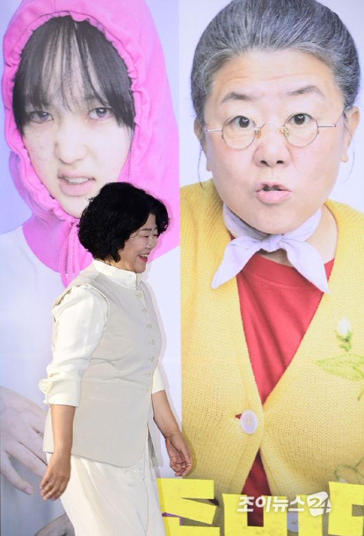 배우 이정은이 30일 오전 서울 CGV 용산아이파크몰에서 열린 영화 '좀비딸' (감독 필감성) 제작보고회에 참석하고 있다. [사진=정소희 기자]