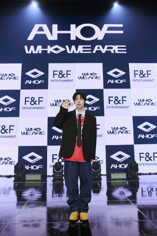 그룹 아홉 차웅기가 1일 서울 광진구 예스24 라이브홀에서 열린 첫 미니앨범 '후 위 아' 쇼케이스에서 포즈를 취하고 있다. [사진=F&F엔터테인먼트]