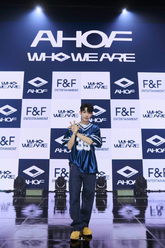 그룹 아홉 스티븐이 1일 서울 광진구 예스24 라이브홀에서 열린 첫 미니앨범 '후 위 아' 쇼케이스에서 포즈를 취하고 있다. [사진=F&F엔터테인먼트]