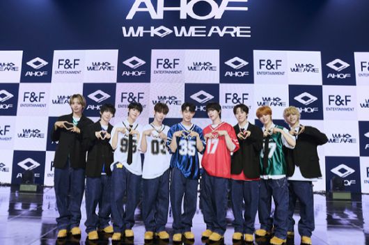 그룹 아홉(장슈아이보 박한 서정우 제이엘 스티븐 즈언 차웅기 박주원 다이스케)가 1일 서울 광진구 예스24 라이브홀에서 열린 첫 미니앨범 '후 위 아' 쇼케이스에서 포즈를 취하고 있다. [사진=F&F엔터테인먼트]