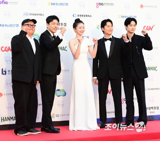 감독으로 변신한 배우 장동윤이 3일 오후 경기도 부천시 부천아트센터에서 열린 제29회 부천국제판타스틱영화제 레드카펫 행사에 참석해 자신의 영화에 출연한 배우들과 포토타임을 갖고 있다. [사진=정소희 기자]