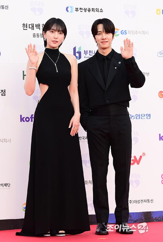 카라 강지영과 하이라이트 이기광이 3일 오후 경기도 부천시 부천아트센터에서 열린 제29회 부천국제판타스틱영화제 레드카펫 행사에 참석하고 있다. [사진=정소희 기자]