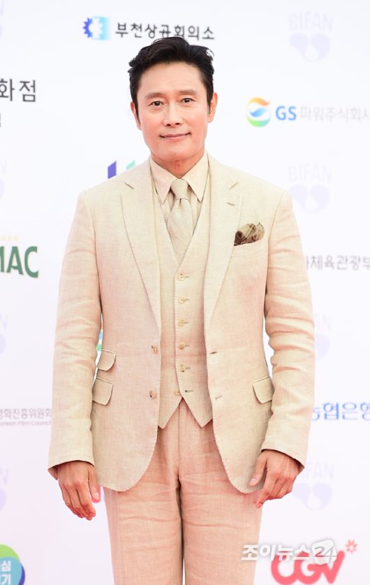 배우 이병헌이 3일 오후 경기도 부천시 부천아트센터에서 열린 제29회 부천국제판타스틱영화제 레드카펫 행사에 참석하고 있다. [사진=정소희 기자]