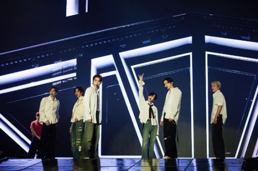 그룹 라이즈가 7월 4일부터 6일까지 서울 송파구 올림픽공원 KSPO DOME에서 열린 첫 단독 콘서트 투어 'RIIZING LOUD'(라이징 라우드)에서 무대를 펼치고 있다. [사진=SM엔터테인먼트]