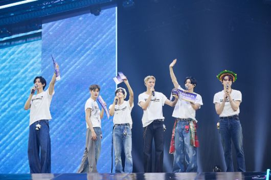 그룹 라이즈가 7월 4일부터 6일까지 서울 송파구 올림픽공원 KSPO DOME에서 열린 첫 단독 콘서트 투어 'RIIZING LOUD'(라이징 라우드)에서 무대를 펼치고 있다. [사진=SM엔터테인먼트]