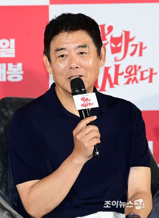 배우 성동일이 9일 오전 서울 CGV 용산아이파크몰에서 열린 영화 '악마가 이사왔다'(감독 이상근) 제작보고회에 참석하고 있다. [사진=정소희 기자]