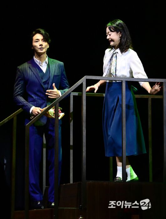 배우 윤시윤과 전소민이 10일 오후 서울 강서구 마곡동 LG아트센터 서울에서 열린 연극 '사의 찬미' 프레스콜에서 열연하고 있다. [사진=정소희 기자]