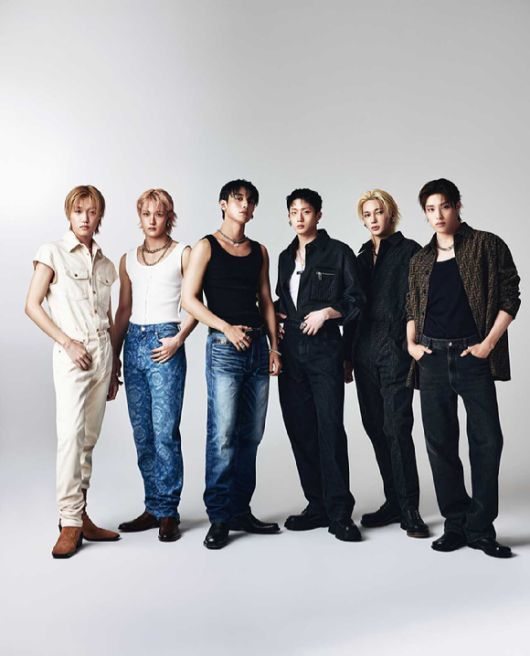 그룹 피원하모니가 화보 촬영에서 포즈를 취하고 있다. [사진=ICON]