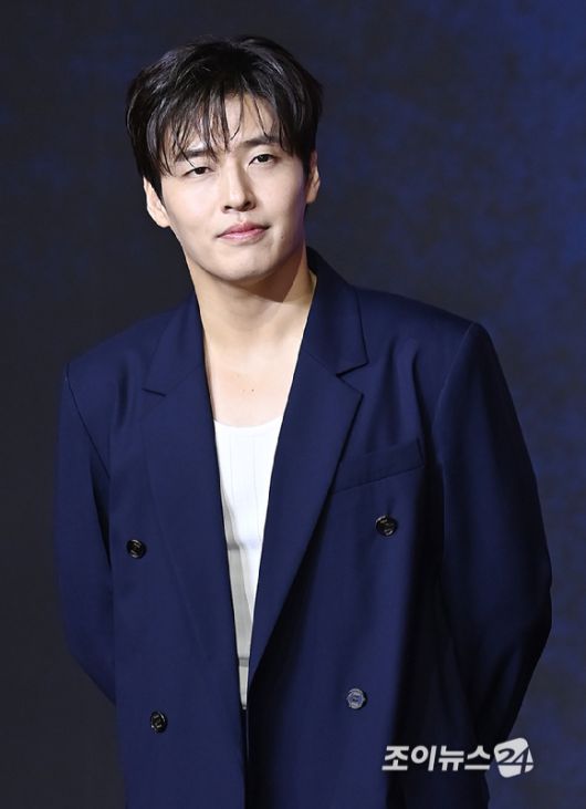 배우 강하늘이 9일 서울 용산구 서울드래곤시티에서 열린 오징어 게임 시즌3 제작발표회에서 포토타임을 갖고 있다. [사진=정소희 기자]