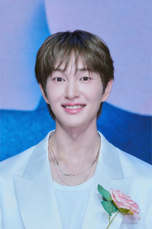 그룹 샤이니 온유가 15일 오후 서울 영등포구 명화라이브홀에서 가진 두 번째 정규앨범 '퍼센트'(PERCENT) 쇼케이스에서 포토타임을 갖고 있다. [사진=그리핀엔터테인먼트]