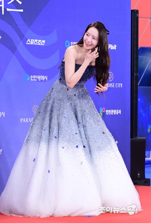 배우 임윤아가 18일 오후 인천광역시 파라다이스 시티에서 열린 제4회 청룡시리즈어워즈 레드카펫 행사에 시상식 MC로 참석하고 있다. [사진=정소희 기자]