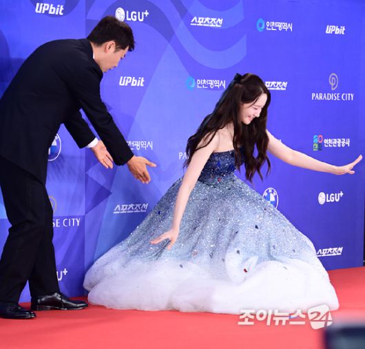 방송인 전현무와 배우 임윤아가 18일 오후 인천광역시 파라다이스 시티에서 열린 제4회 청룡시리즈어워즈 레드카펫 행사에 시상식 MC로 참석하고 있다. [사진=정소희 기자]