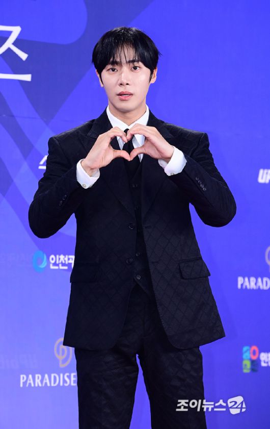 배우 추영우가 18일 오후 인천광역시 파라다이스 시티에서 열린 제4회 청룡시리즈어워즈 레드카펫 행사에 참석하고 있다. [사진=정소희 기자]