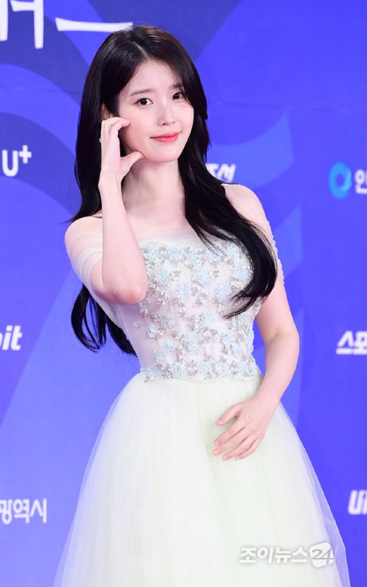 배우 아이유가 18일 오후 인천광역시 파라다이스 시티에서 열린 제4회 청룡시리즈어워즈 레드카펫 행사에 참석하고 있다. [사진=정소희 기자]