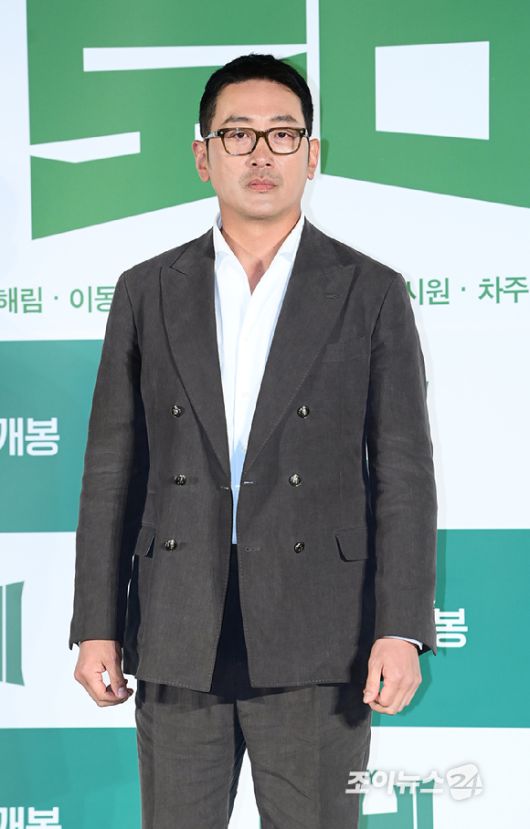 배우 하정우가 4일 오전 서울 광진구 자양동 롯데시네마 건대입구점에서 열린 영화 '로비'(감독 하정우) 제작보고회에 참석하고 있다. [사진=정소희 기자]