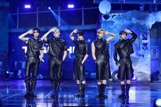 투모로우바이투게더가 21일 서울 동대문구 경희대학교 평화의 전당에서 열린 정규 4집 '별의 장: 투게더' 쇼케이스에서 포즈를 취하고 있다. [사진=빅히트뮤직]