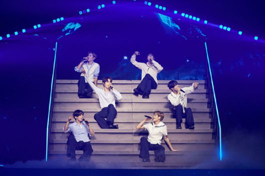 라이즈가 첫 월드 투어 'RIIZING LOUD' 홍콩 공연에서 무대를 선보이고 있다. [사진=SM엔터테인먼]