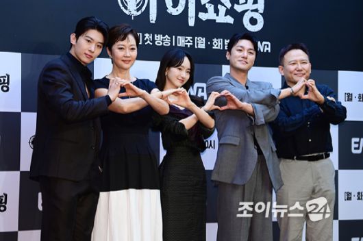 배우 김진영, 염정아, 원진아, 최영준, 오기환 감독이 21일 오후 서울 마포구 상암동 스탠포드호텔에서 열린 ENA 새 월화드라마 '아이쇼핑' 제작발표회에 참석해 포즈를 취하고 있다. [사진=문수지 기자]