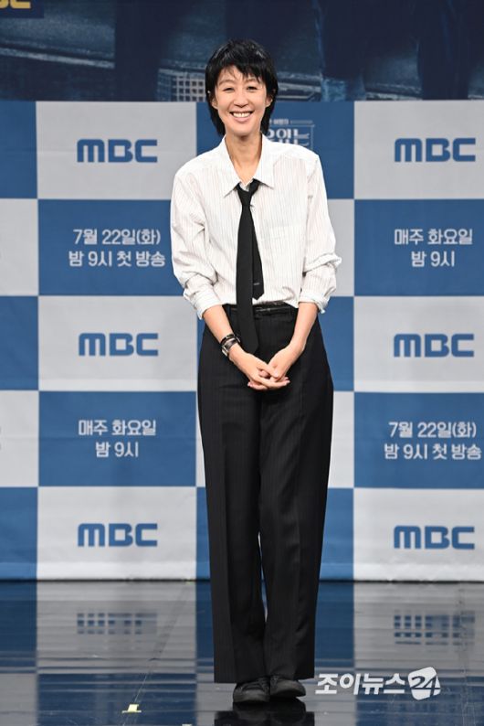 방송인 홍진경이 21일 오후 서울 마포구 상암동 MBC에서 열린 MBC 새 교양프로그램 '이유 있는 건축-공간 여행자' 제작발표회에 참석해 포즈를 취하고 있다. [사진=문수지 기자]