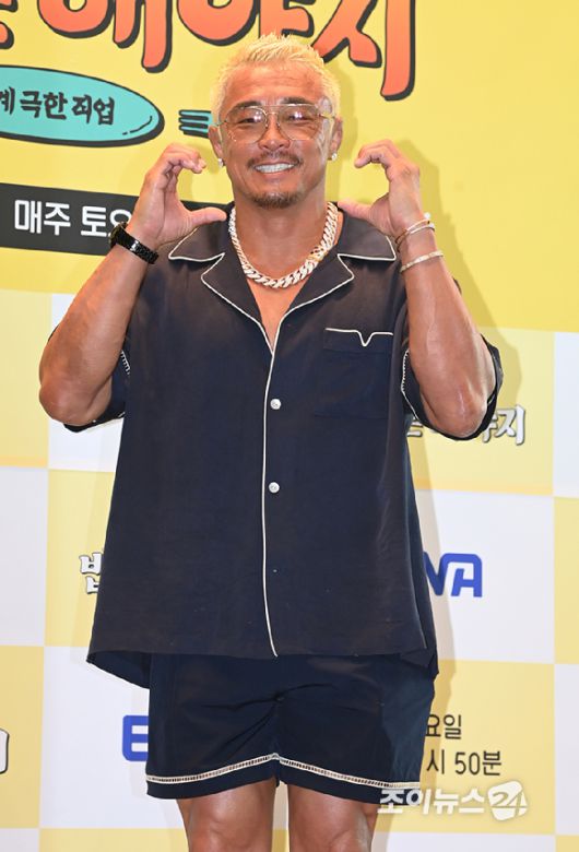 이종격투기 선수 추성훈이 23일 오전 서울 영등포구 여의도동 TwoIFC에서 열린 EBS, ENA 공동제작 '추성훈의 밥값은 해야지' 제작발표회에 참석해 포즈를 취하고 있다. [사진=문수지 기자]