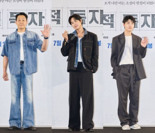 배우 박성웅, 박성훈, 이유진이 '전지적 독자 시점' VIP 시사회에서 포즈를 취하고 있다. [사진=롯데엔터테인먼트]