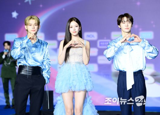 투바투 연준-아이브 안유진-엔시티127 도영이 26일 오후 경기도 고양 일산서구 대화동 킨텍스에서 열린 2025 SBS 가요대전 Summer(써머) 블루카펫 행사에 참석하고 있다.  [사진=정소희 기자]