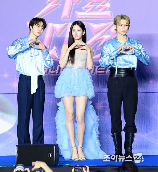 엔시티127 도영-아이브 안유진-투바투 연준이 26일 오후 경기도 고양 일산서구 대화동 킨텍스에서 열린 2025 SBS 가요대전 Summer(써머) 블루카펫 행사에 참석하고 있다.  [사진=정소희 기자]