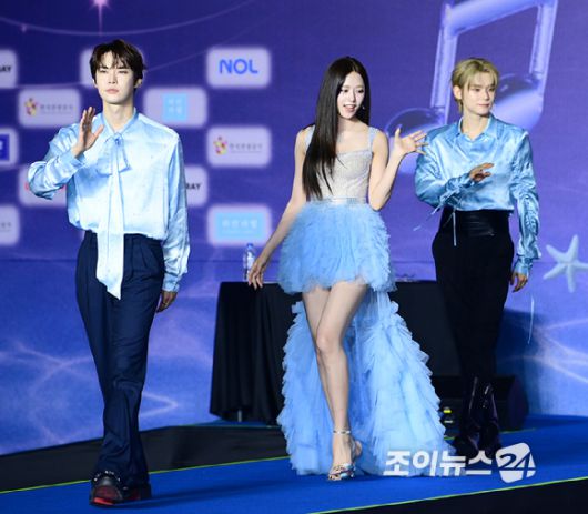 엔시티127 도영-아이브 안유진-투바투 연준이 26일 오후 경기도 고양 일산서구 대화동 킨텍스에서 열린 2025 SBS 가요대전 Summer(써머) 블루카펫 행사에 참석하고 있다.  [사진=정소희 기자]