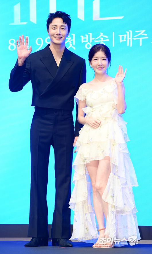 배우 정일우와 정인선이 6일 오후 서울 신도림 더세인트 그랜드 볼룸에서 열린 KBS2 새 주말드라마 '화려한 날들' 제작발표회에 참석하고 있다. [사진=정소희 기자]