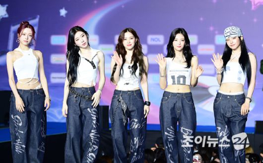 그룹 있지(ITZY)가 26일 오후 경기도 고양 일산서구 대화동 킨텍스에서 열린 2025 SBS 가요대전 Summer(써머) 블루카펫 행사에 참석하고 있다.  [사진=정소희 기자]