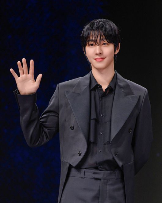 배우 안효섭이 싱가포르에서 진행된 '전지적 독자 시점' 프로모션 투어에서 팬들을 만나고 있다. [사진=롯데엔터테인먼트]