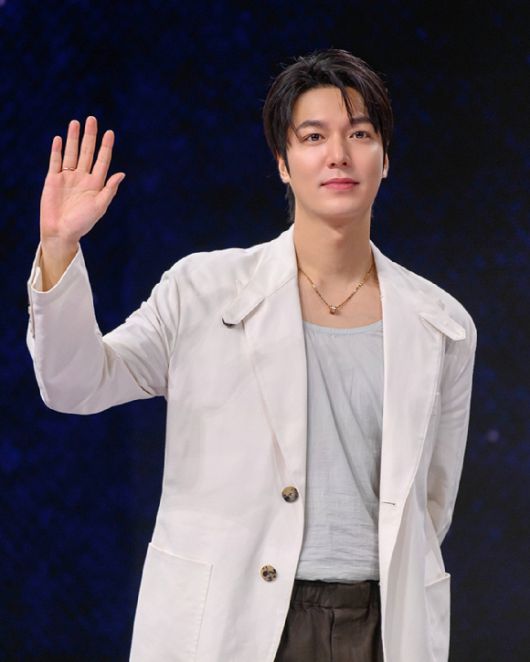 배우 이민호가 싱가포르에서 진행된 '전지적 독자 시점' 프로모션 투어에서 팬들을 만나고 있다. [사진=롯데엔터테인먼트]