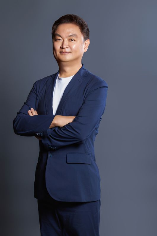 '파인: 촌뜨기들' 강윤석 감독이 인터뷰 전 사진촬영을 하고 있다. [사진=월트디즈니 컴퍼니 코리아]