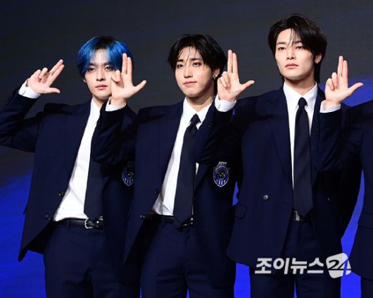 그룹 스트레이키즈 리노-한-아이엔이 22일 오전 서울 영등포구 여의도 콘래드호텔에서 열린 스트레이키즈(Stray Kids) 정규 4집 '카르마' 발매 기념 기자간담회에서 포즈를 취하고 있다.  [사진=정소희 기자]