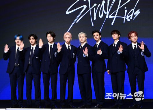 그룹 스트레이키즈가 22일 오전 서울 영등포구 여의도 콘래드호텔에서 열린 스트레이키즈(Stray Kids) 정규 4집 '카르마' 발매 기념 기자간담회에서 포즈를 취하고 있다.  [사진=정소희 기자]
