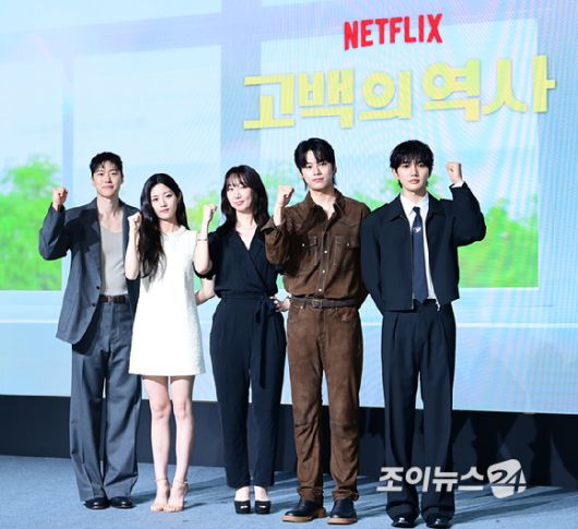 (왼쪽부터) 공명-신은수-남궁선 감독-차우민-윤상현이 25일 오전 서울 마포구 호텔 나루에서 열린 넷플릭스 영화 '고백의 역사'(감독 남궁선) 제작보고회에 참석하고 있다. [사진=정소희 기자]