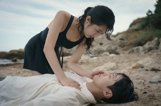 배우 신은수와 공명이 넷플릭스 영화 '고백의 역사'에서 호흡을 맞추고 있다. [사진=넷플릭스]