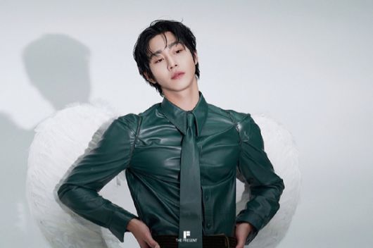 배우 안효섭이 화보 촬영에서 포즈를 취하고 있다. [사진=더프레젠트컴퍼니]