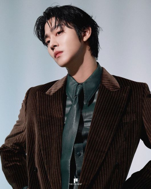 배우 안효섭이 화보 촬영에서 포즈를 취하고 있다. [사진=더프레젠트컴퍼니]